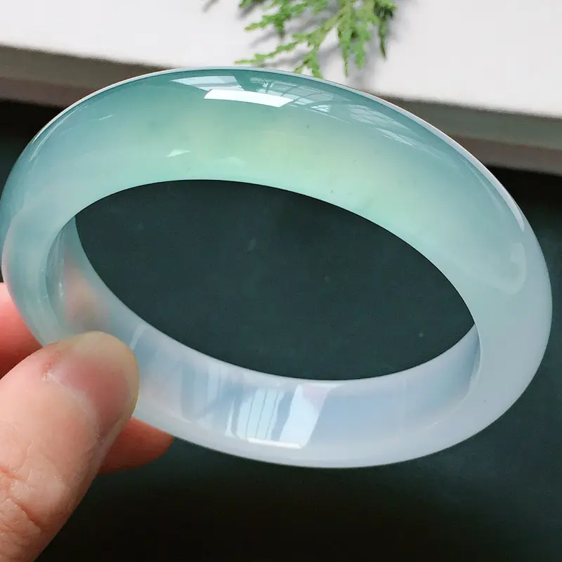 【正圈54mm,高冰淡绿手镯,荧光闪闪,晶莹剔透,清甜迷人,高贵奢华】图5