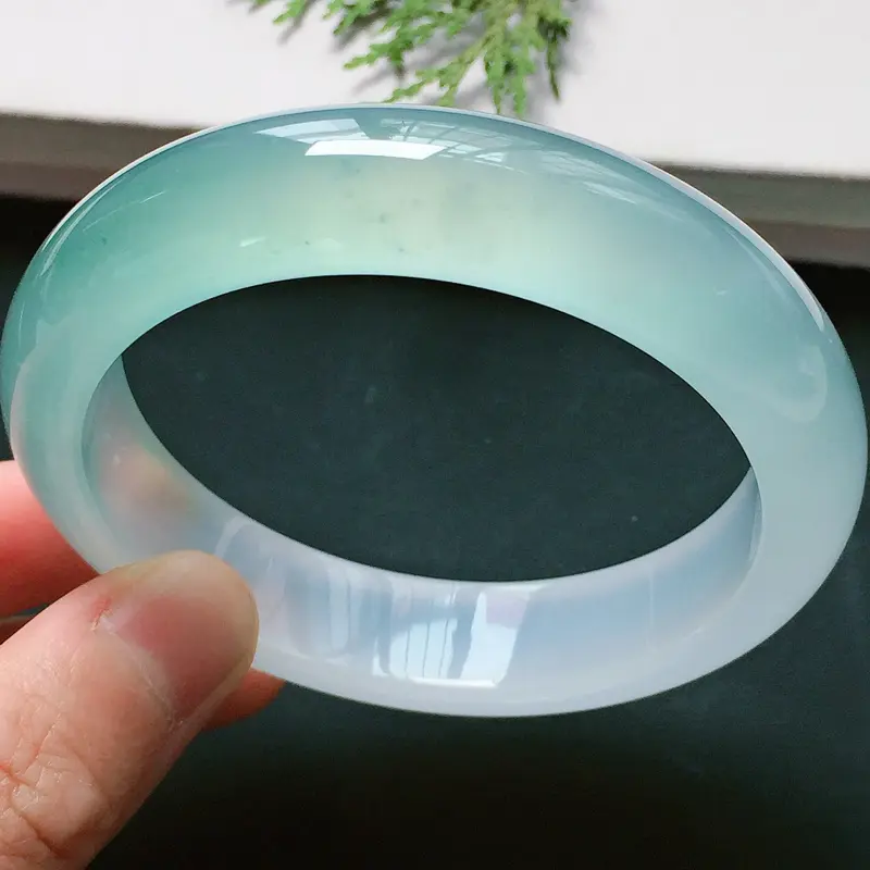 【正圈54mm,高冰淡绿手镯,荧光闪闪,晶莹剔透,清甜迷人,高贵奢华】图2