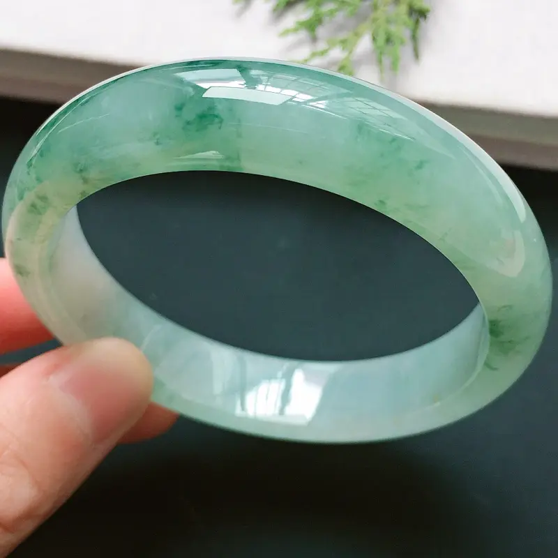正圈54mm，糯化种飘花手镯，底子细润，优雅端庄