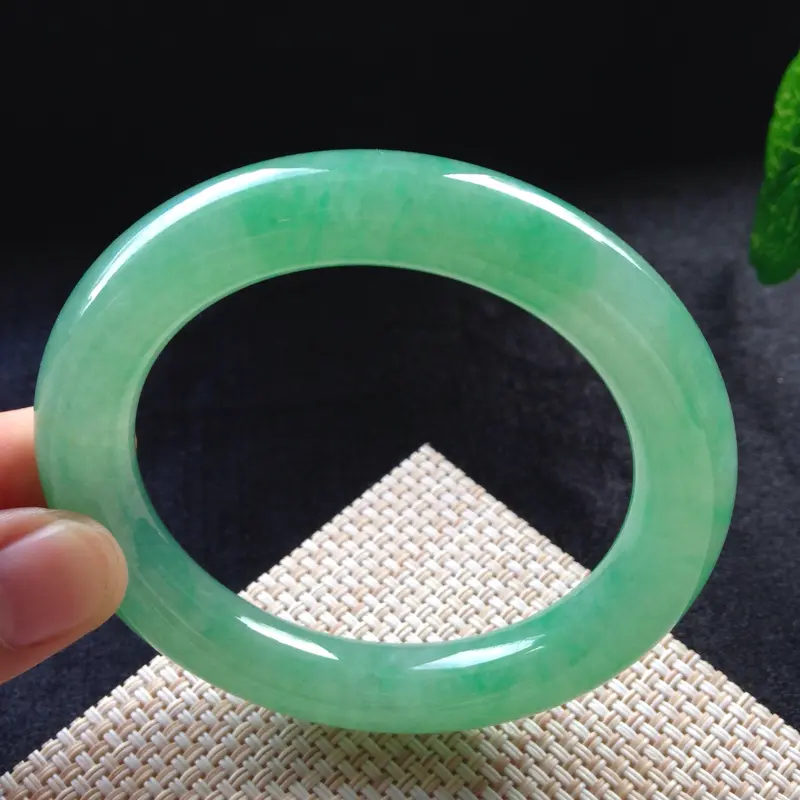 【满色圆条手镯,55圈口,品质料,种水足,色泽亮丽鲜艳,青翠碧绿,有棉纹不影响】图3