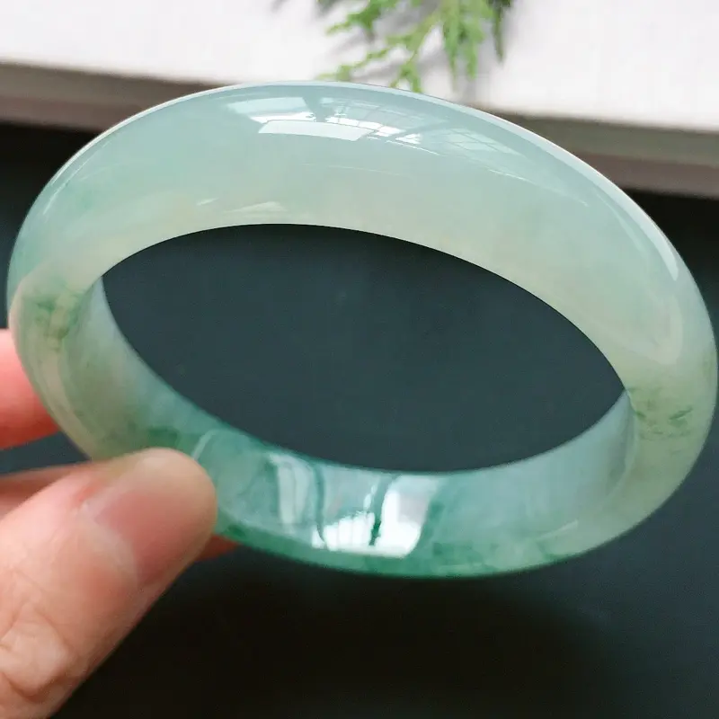 正圈54mm，糯化种飘花手镯，底子细润，优雅端庄