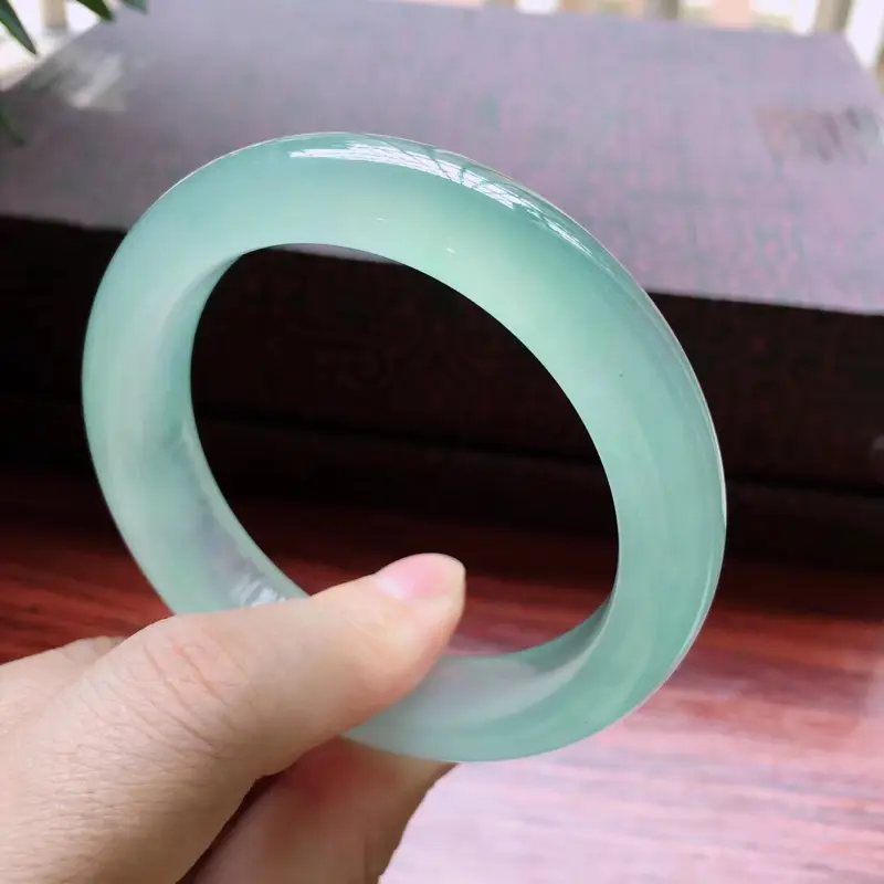 【自然光实拍,缅甸a货翡翠,冰种睛水宽边手镯 ,种好水头足,起胶感,玉质细腻,佩戴效果佳。】图4