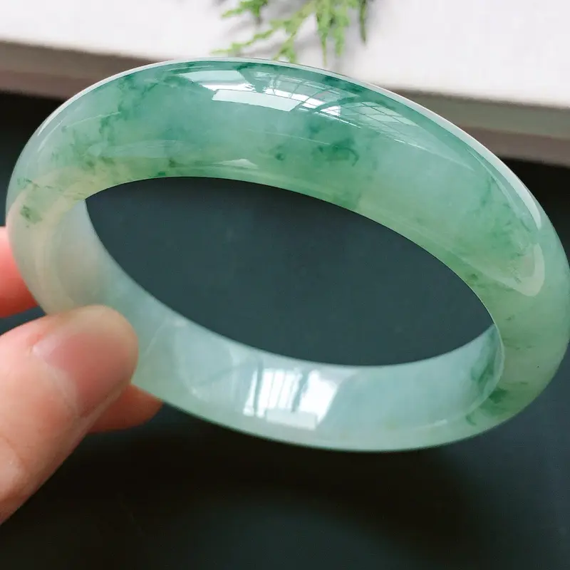 正圈54mm，糯化种飘花手镯，底子细润，优雅端庄