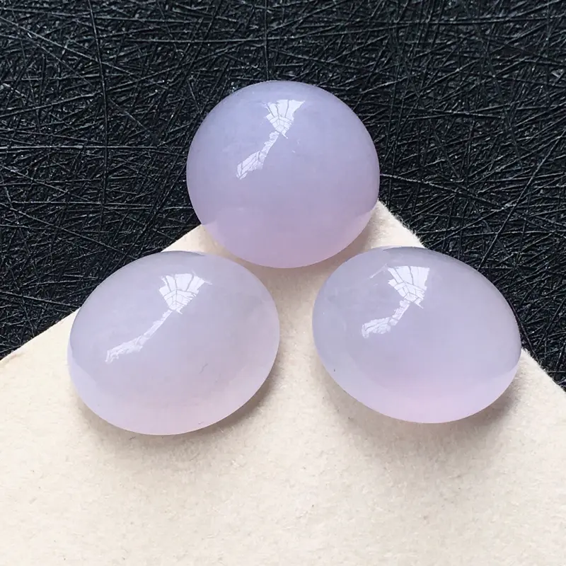 【翡翠浅紫蛋面戒面(3个),水头足,种老饱满玉质细腻温润,镶嵌后更好看。尺寸:14.1*14.1*9.4mm/14.9*12.6*8.5mm/15.2*12.9*7.3mm 重量:2.95克/2.48克/2.22克】图2
