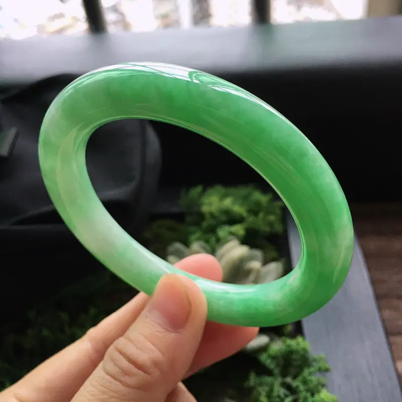 糯化种绿色圆条手镯，天然翡翠A货玉质细腻.  颜色好.  佩戴上手大方漂亮，圈口:57.3mm   尺寸:10.9mm。