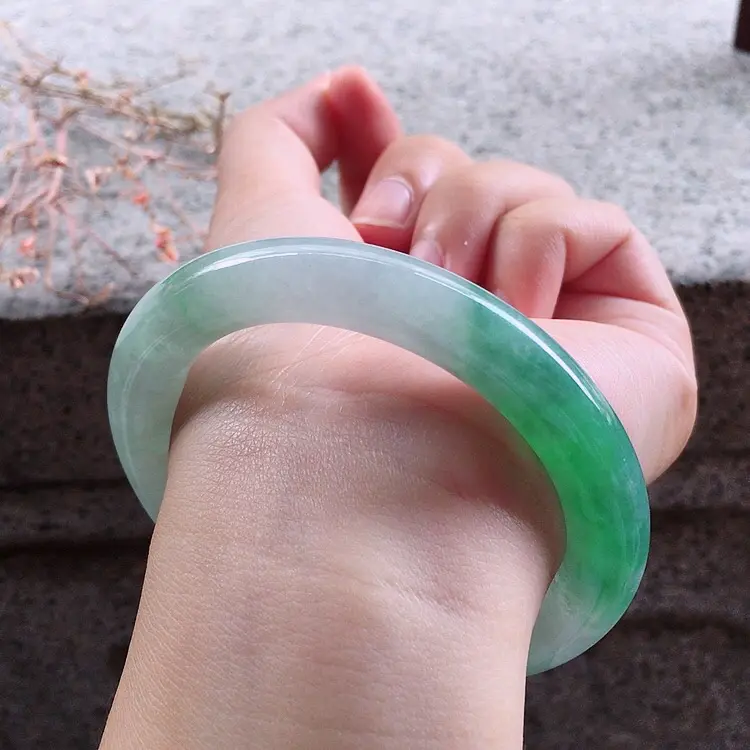 天然翡翠飘绿 圆条手镯，颜色鲜艳玉质细腻光滑上手高贵优雅