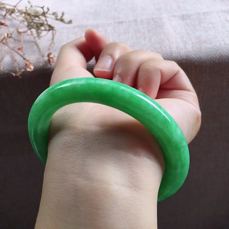 天然翡翠绿色圆条手镯，色泽鲜艳玉质细腻上手高贵典雅