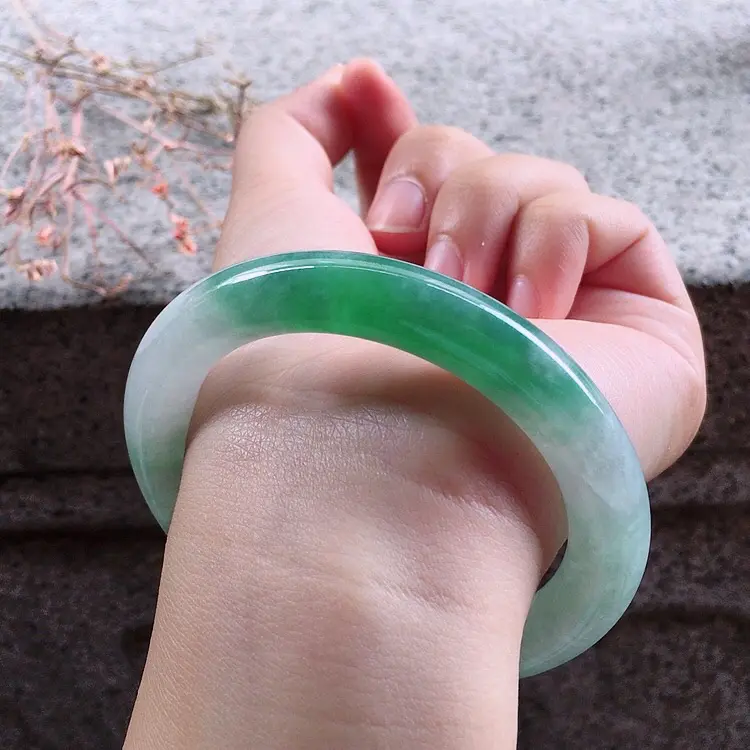 天然翡翠飘绿 圆条手镯，颜色鲜艳玉质细腻光滑上手高贵优雅