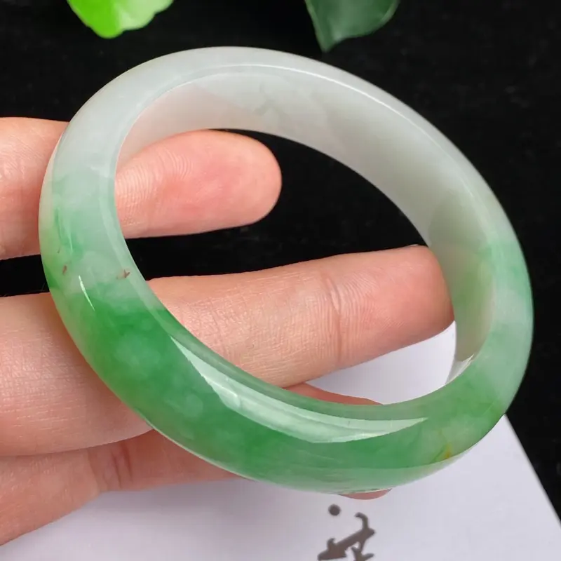 缅甸a货翡翠，水润飘绿正圈手镯52.4mm 玉质细腻，有种有色，条形大方得体，佩戴效果更好