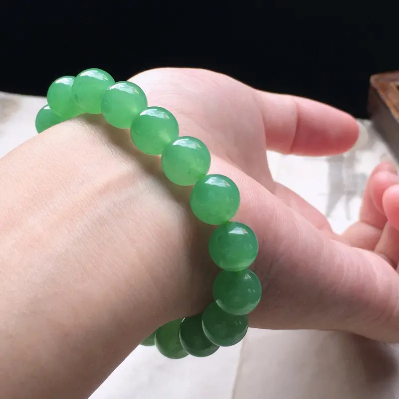 缅甸翡翠满绿圆珠手串，自然光实拍，玉质莹润，佩戴佳品，单颗尺寸大:10.1mm，单颗尺寸小：9.8mm，重34.99克