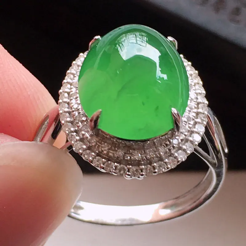 精品翡翠18k镶嵌伴钻戒指，玉质莹润，尺寸：内径尺寸：16.7MM，裸石尺寸：11.6*9.8*4.8MM，总质量：4.2g