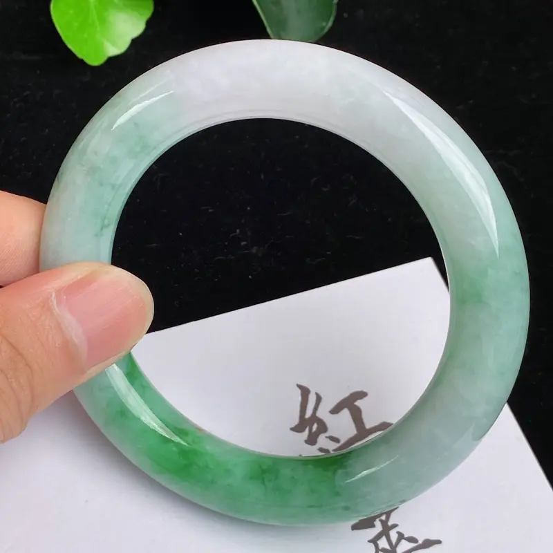 【缅甸a货翡翠,水润飘绿正圈手镯57.3mm 玉质细腻,颜色艳丽,条形大方得体,佩戴效果更好】图7