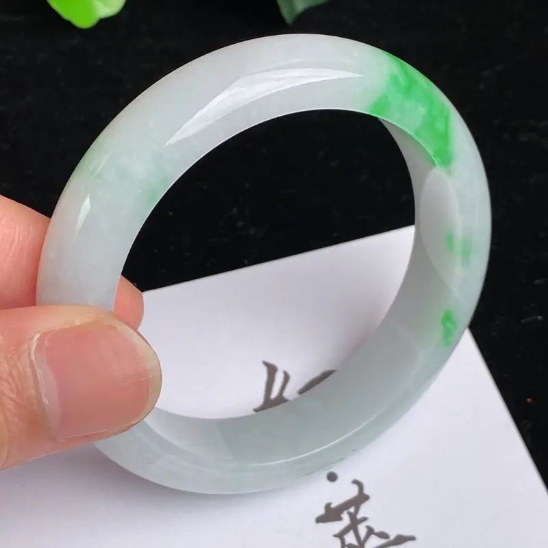 【缅甸a货翡翠,水润飘绿正圈手镯54.7mm 玉质细腻,颜色艳丽,条形大方得体,佩戴效果更好】图2