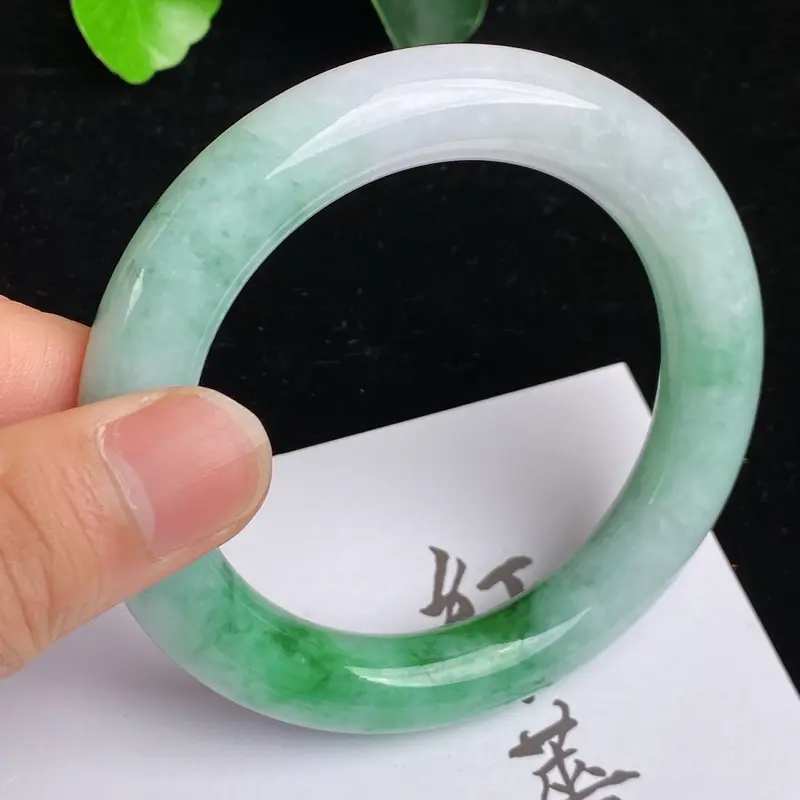 【缅甸a货翡翠,水润飘绿正圈手镯57.3mm 玉质细腻,颜色艳丽,条形大方得体,佩戴效果更好】图4