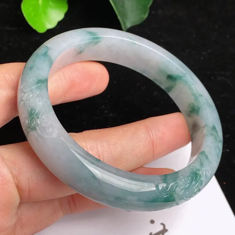 【缅甸a货翡翠,水润飘花正圈手镯57.8mm 玉质细腻,水润飘花,条形大方得体,佩戴效果更不错】图7