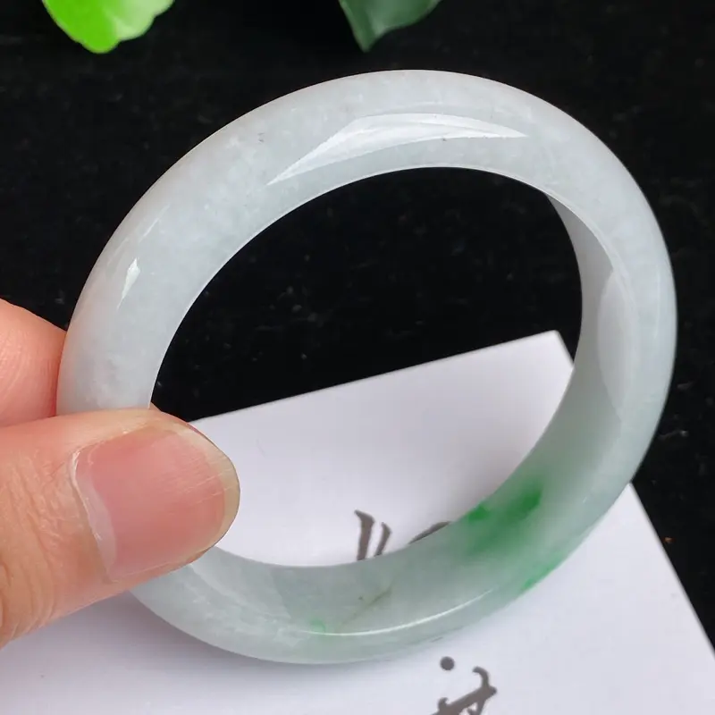 【缅甸a货翡翠,水润飘绿正圈手镯56.3mm玉质细腻,颜色艳丽,条形大方得体,有种有色,佩戴效果更好】图4