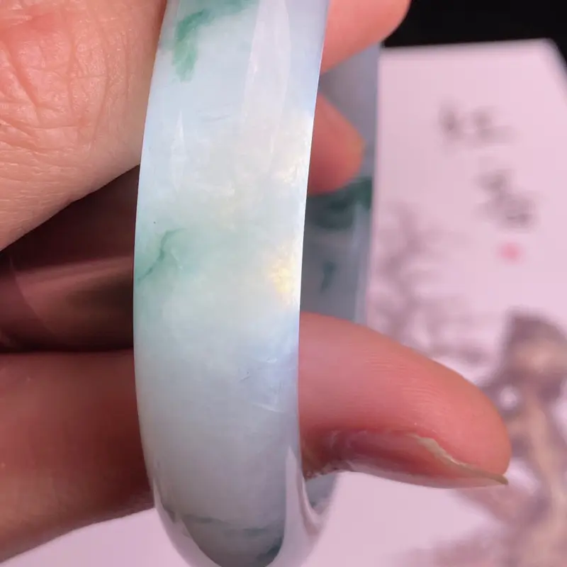 【缅甸a货翡翠,水润飘花正圈手镯57.8mm 玉质细腻,水润飘花,条形大方得体,佩戴效果更不错】图11