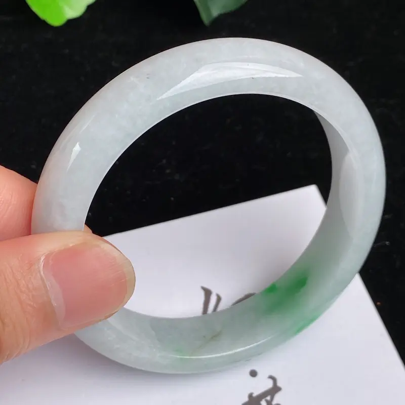 【缅甸a货翡翠,水润飘绿正圈手镯56.3mm玉质细腻,颜色艳丽,条形大方得体,有种有色,佩戴效果更好】图5