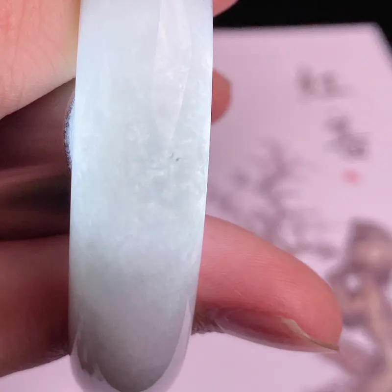 【缅甸a货翡翠,水润飘绿正圈手镯56.3mm玉质细腻,颜色艳丽,条形大方得体,有种有色,佩戴效果更好】图11