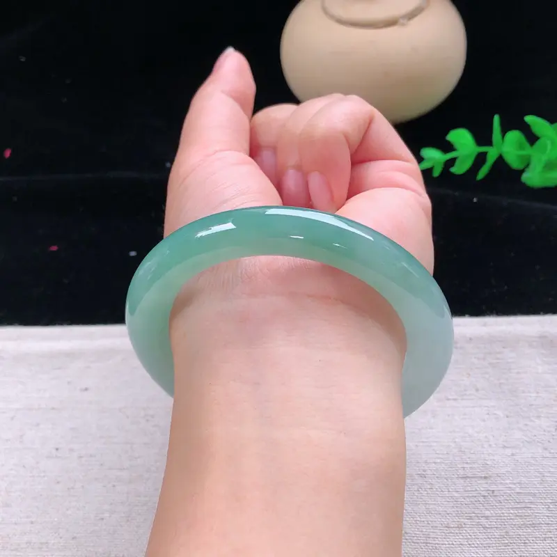 飘绿莹润透光圆条手镯，尺寸：53.7/10，完美，胶感十足，细腻，佩戴漂亮夺目迷人
