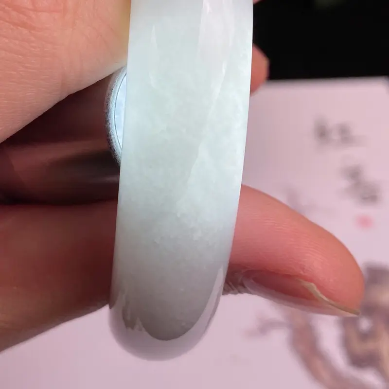 【缅甸a货翡翠,水润飘绿正圈手镯54.7mm 玉质细腻,颜色艳丽,条形大方得体,佩戴效果更好】图10