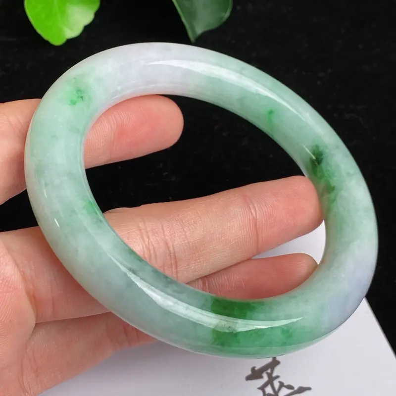【缅甸a货翡翠,水润飘绿正圈手镯57.3mm 玉质细腻,颜色艳丽,条形大方得体,佩戴效果更好】图9