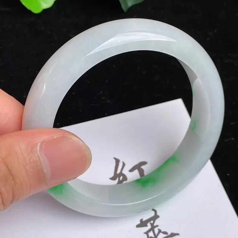 【缅甸a货翡翠,水润飘绿正圈手镯54.7mm 玉质细腻,颜色艳丽,条形大方得体,佩戴效果更好】图5