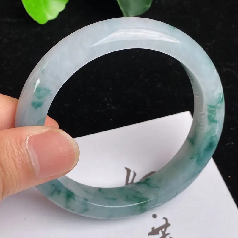 【缅甸a货翡翠,水润飘花正圈手镯57.8mm 玉质细腻,水润飘花,条形大方得体,佩戴效果更不错】图4