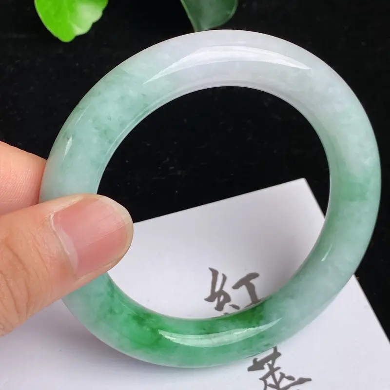 【缅甸a货翡翠,水润飘绿正圈手镯57.3mm 玉质细腻,颜色艳丽,条形大方得体,佩戴效果更好】图5