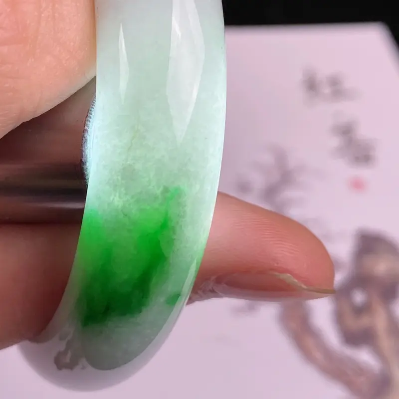 【缅甸a货翡翠,水润飘绿正圈手镯56.3mm玉质细腻,颜色艳丽,条形大方得体,有种有色,佩戴效果更好】图10