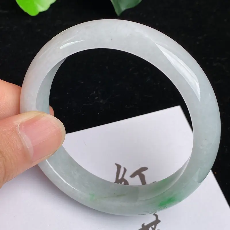【缅甸a货翡翠,水润飘绿正圈手镯56.3mm玉质细腻,颜色艳丽,条形大方得体,有种有色,佩戴效果更好】图7