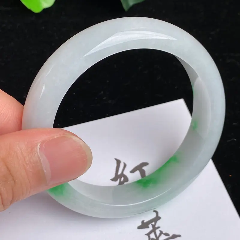 【缅甸a货翡翠,水润飘绿正圈手镯54.7mm 玉质细腻,颜色艳丽,条形大方得体,佩戴效果更好】图4