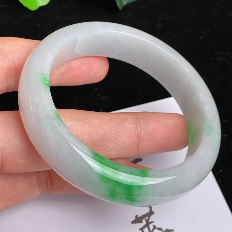 【缅甸a货翡翠,水润飘绿正圈手镯54.7mm 玉质细腻,颜色艳丽,条形大方得体,佩戴效果更好】图9