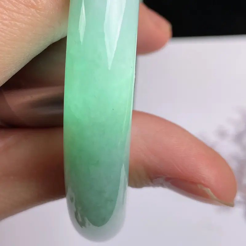 【缅甸a货翡翠,水润飘绿正圈手镯57.3mm 玉质细腻,颜色艳丽,条形大方得体,佩戴效果更好】图10