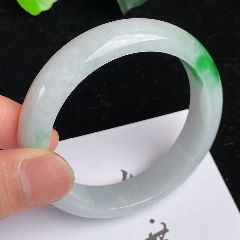 【缅甸a货翡翠,水润飘绿正圈手镯56.3mm玉质细腻,颜色艳丽,条形大方得体,有种有色,佩戴效果更好】图2