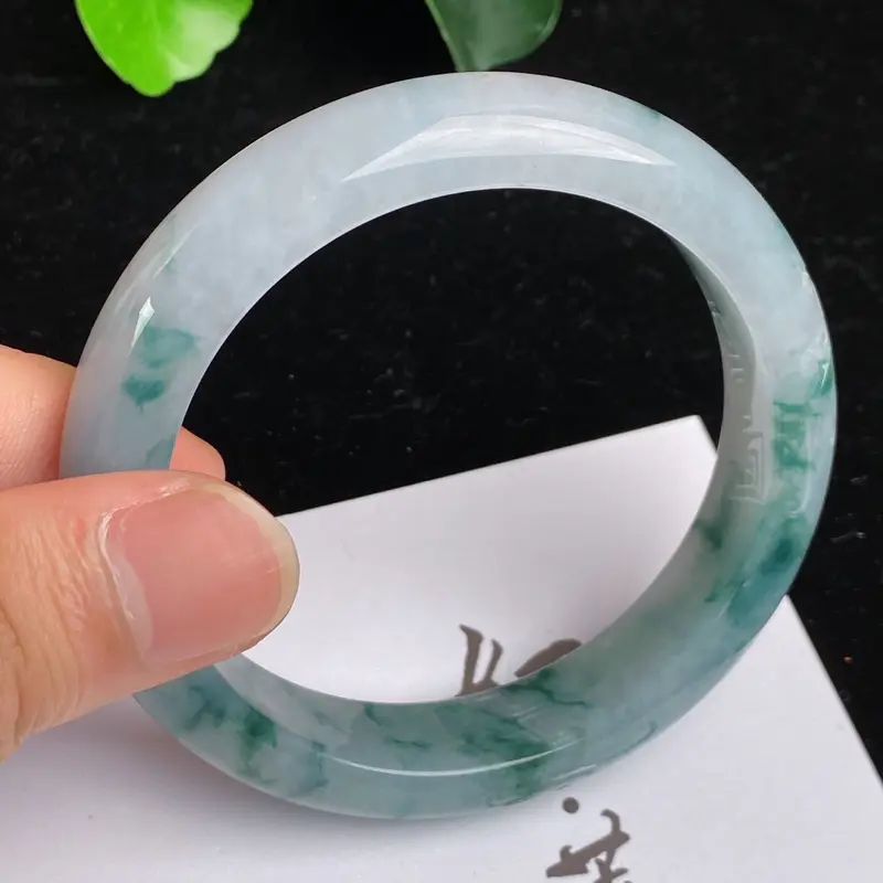 【缅甸a货翡翠,水润飘花正圈手镯57.8mm 玉质细腻,水润飘花,条形大方得体,佩戴效果更不错】图5