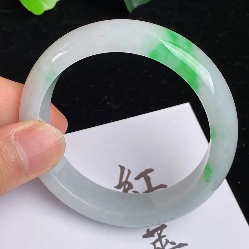 【缅甸a货翡翠,水润飘绿正圈手镯54.7mm 玉质细腻,颜色艳丽,条形大方得体,佩戴效果更好】图1