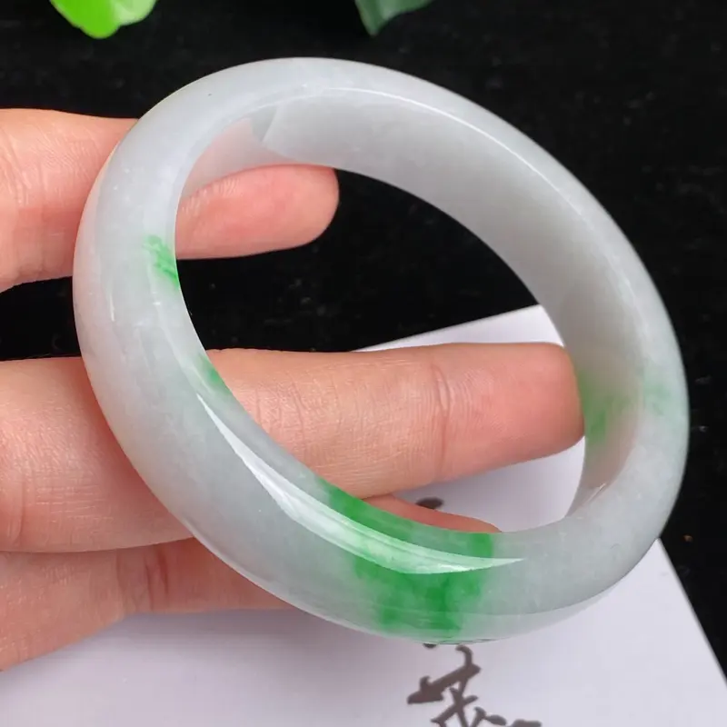 【缅甸a货翡翠,水润飘绿正圈手镯54.7mm 玉质细腻,颜色艳丽,条形大方得体,佩戴效果更好】图8
