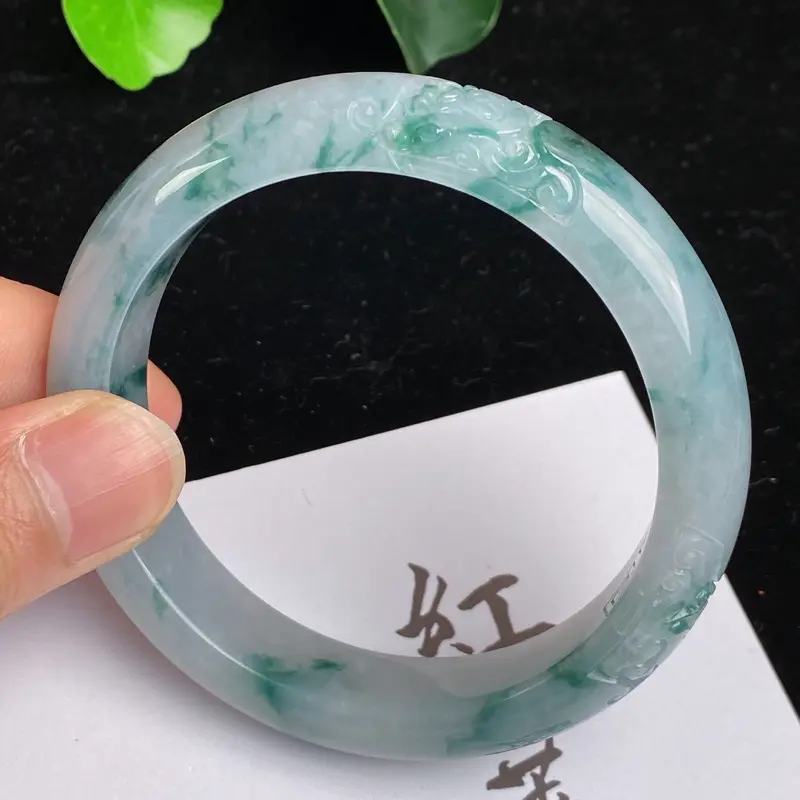 【缅甸a货翡翠,水润飘花正圈手镯57.8mm 玉质细腻,水润飘花,条形大方得体,佩戴效果更不错】图1
