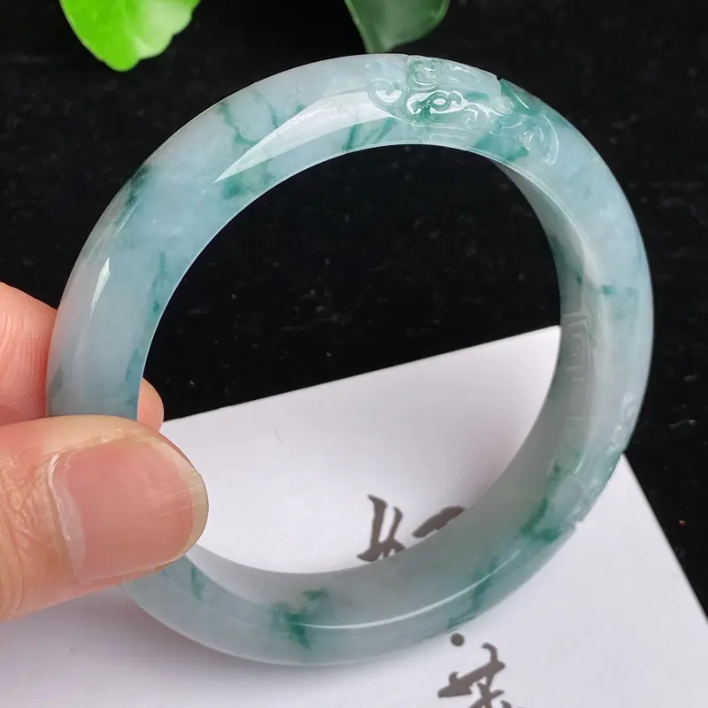 【缅甸a货翡翠,水润飘花正圈手镯57.8mm 玉质细腻,水润飘花,条形大方得体,佩戴效果更不错】图2