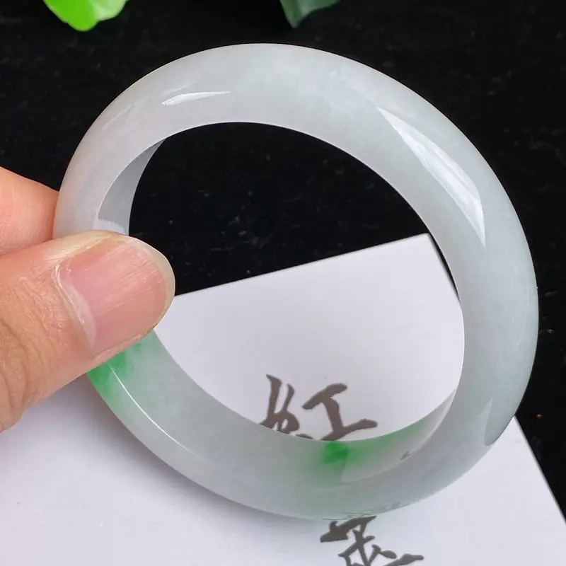 【缅甸a货翡翠,水润飘绿正圈手镯54.7mm 玉质细腻,颜色艳丽,条形大方得体,佩戴效果更好】图7