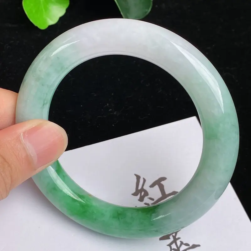 【缅甸a货翡翠,水润飘绿正圈手镯57.3mm 玉质细腻,颜色艳丽,条形大方得体,佩戴效果更好】图6