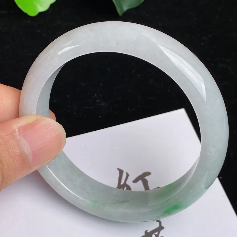【缅甸a货翡翠,水润飘绿正圈手镯56.3mm玉质细腻,颜色艳丽,条形大方得体,有种有色,佩戴效果更好】图6