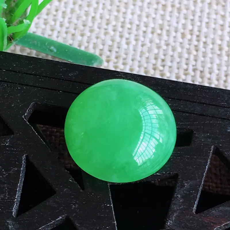 天然缅甸老坑翡翠A货绿色蛋面裸石，可镶嵌戒指，吊坠，锁骨链，种水足，玉质温润，尺寸12.5/6mm，重量1.49。