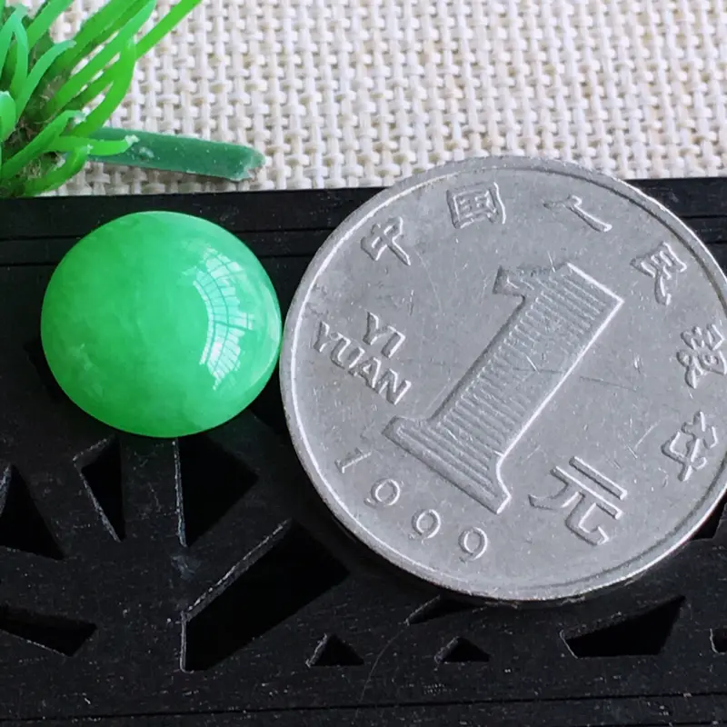 天然缅甸老坑翡翠A货绿色蛋面裸石，可镶嵌戒指，吊坠，锁骨链，种水足，玉质温润，尺寸12.5/6mm，重量1.49。