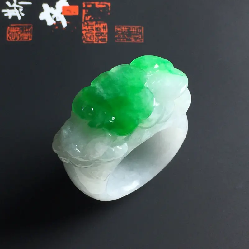 糯种带色貔貅戒指 尺寸34-13-9.5毫米 内直径19.5毫米 玉质水润 翠色艳丽