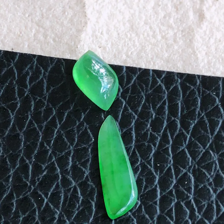 天然缅甸老坑翡翠A货绿色随形裸石一对，可镶嵌吊坠，锁骨链，胸针，戒指，料子细腻柔洁，尺寸取大12/4/2mm，取小7/4/2mm，重量0.17g。