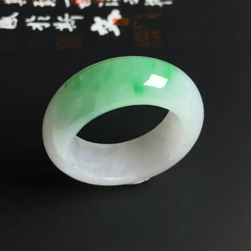细糯种飘绿指环 内径19.5 宽9 厚4毫米 水润细腻 色彩亮丽