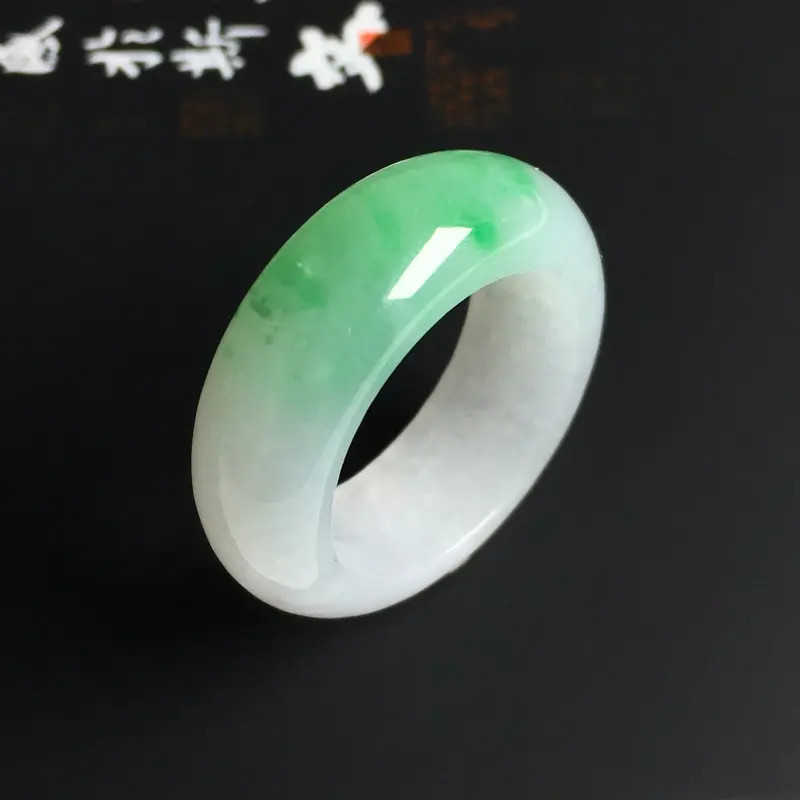 细糯种飘绿指环 内径19.5 宽9 厚4毫米 水润细腻 色彩亮丽