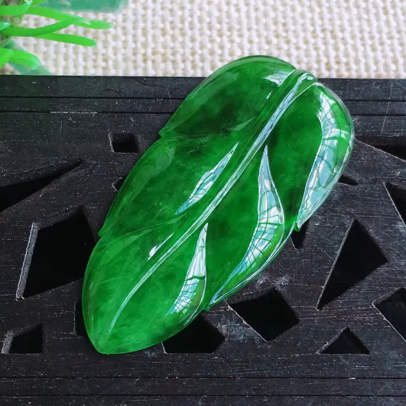 缅甸老坑天然翡翠A货满绿金枝玉叶裸石  ，可镶嵌吊坠，料子细腻柔洁，尺寸26.5/14/2mm，重量1.25g。